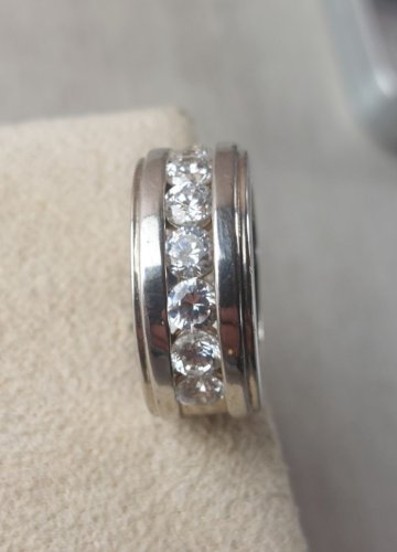 Très belle bague, décor strass / zircon, en argent massif