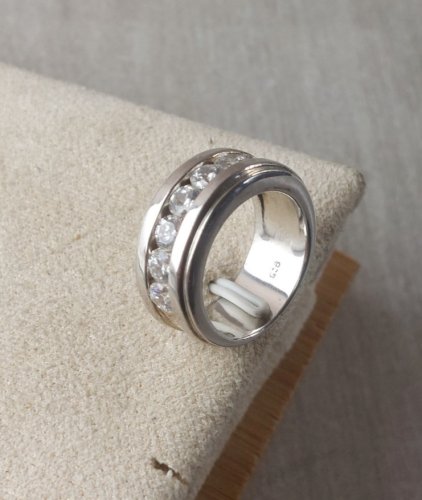 Très belle bague, décor strass / zircon, en argent massif