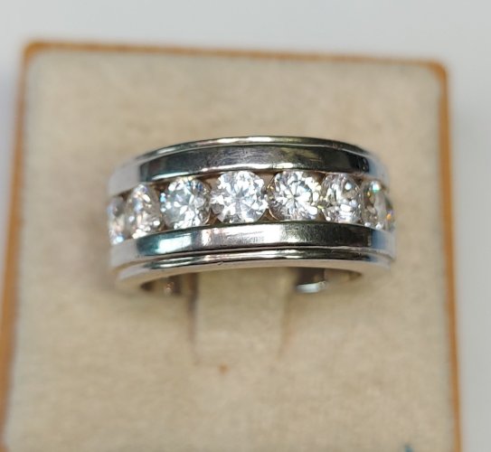 Très belle bague, décor strass / zircon, en argent massif