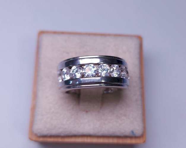 Très belle bague, décor strass / zircon, en argent massif