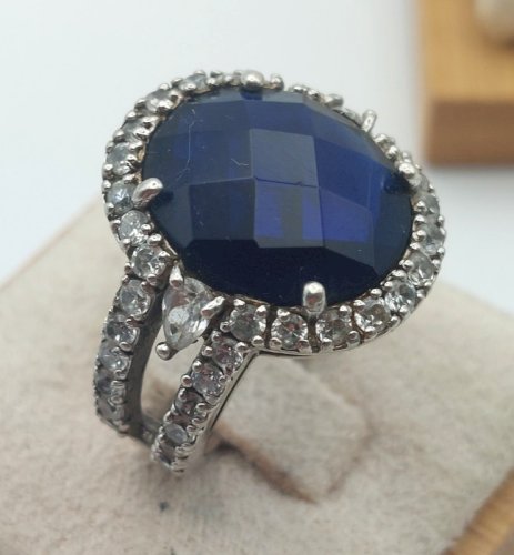Très belle bague Halo, pierre bleue, en argent massif