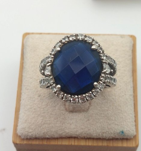 Très belle bague Halo, pierre bleue, en argent massif