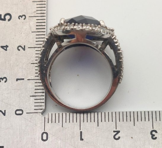 Très belle bague Halo, pierre bleue, en argent massif