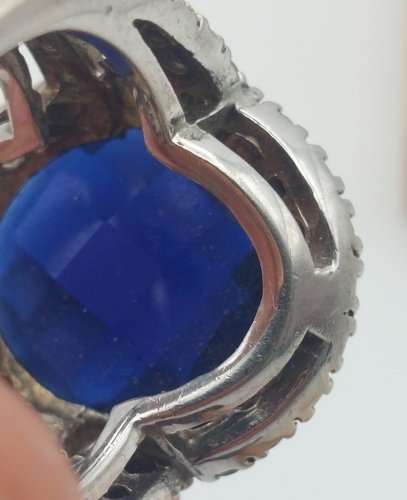 Très belle bague Halo, pierre bleue, en argent massif