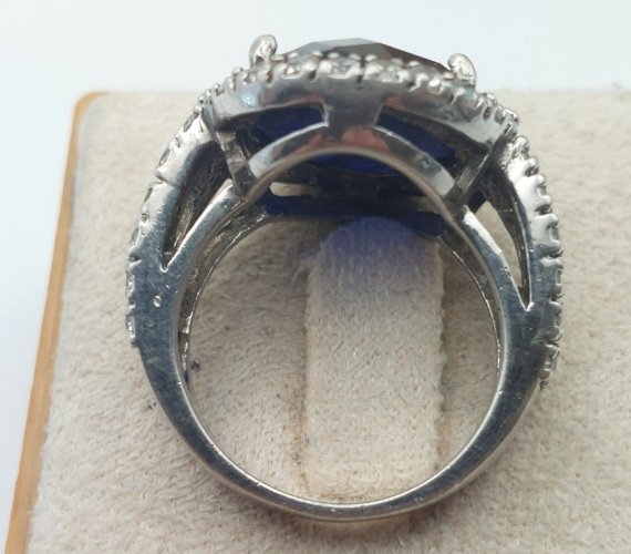 Très belle bague Halo, pierre bleue, en argent massif