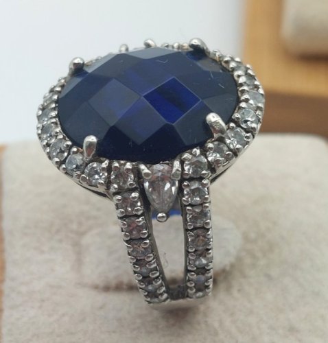 Très belle bague Halo, pierre bleue, en argent massif