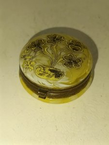 tres belle bonbonniere ancienne en verre jaune incruste de blanc et decor floral en bon etat