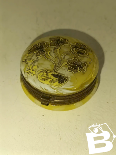 tres belle bonbonniere ancienne en verre jaune incruste de blanc et decor floral en bon etat