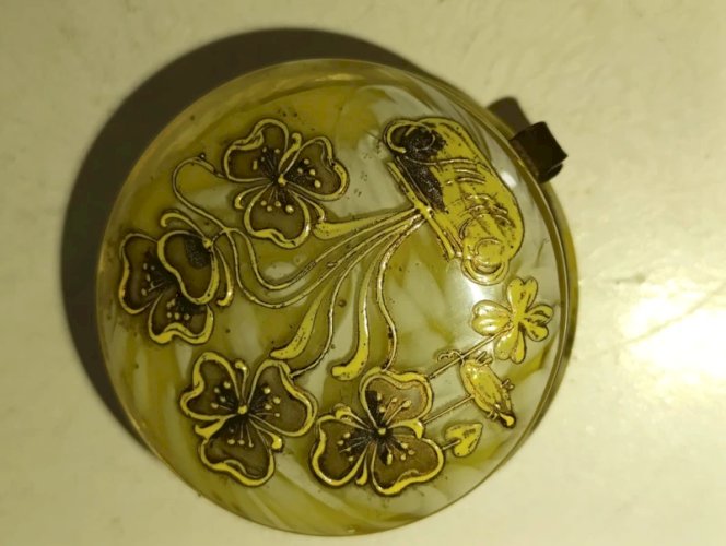 tres belle bonbonniere ancienne en verre jaune incruste de blanc et decor floral en bon etat