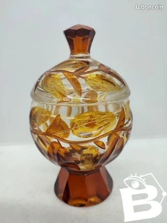 Tres belle bonbonniere en cristal de boheme en bon etat