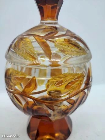Tres belle bonbonniere en cristal de boheme en bon etat