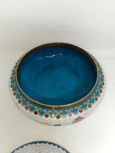 tres belle grande bonbonnière en email cloisonné chinois en bon etat