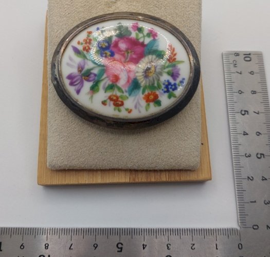 Très belle grande broche, en porcelaine et métal argenté, décor fleurs