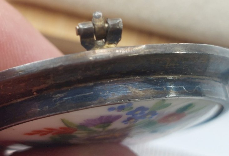 Très belle grande broche, en porcelaine et métal argenté, décor fleurs