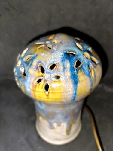 tres belle lampe en gres signée en bon etat
