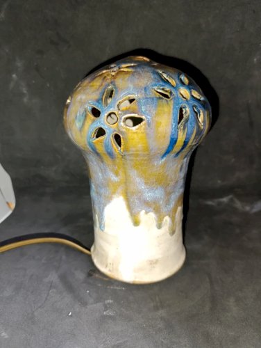 tres belle lampe en gres signée en bon etat