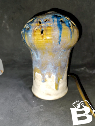 tres belle lampe en gres signée en bon etat