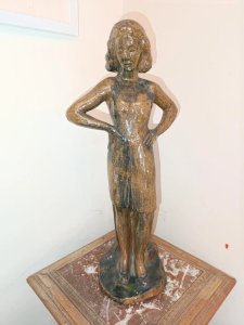 Very beautiful un signed terracotta sculpture of a woman, dated 43, in good condition.