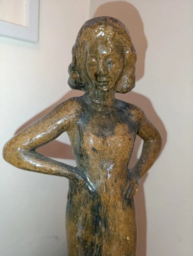 tres belle sculpture de femme  en terre cuite non signé mais daté 43 en bon etat