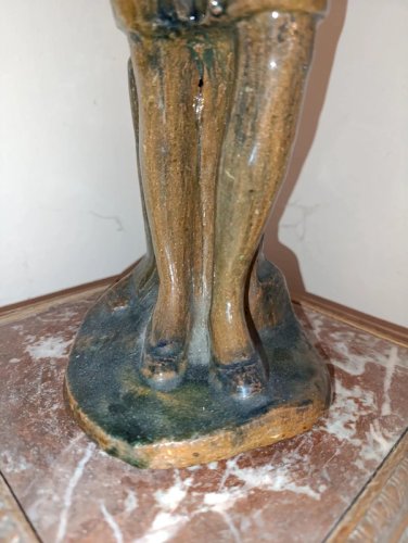 tres belle sculpture de femme  en terre cuite non signé mais daté 43 en bon etat