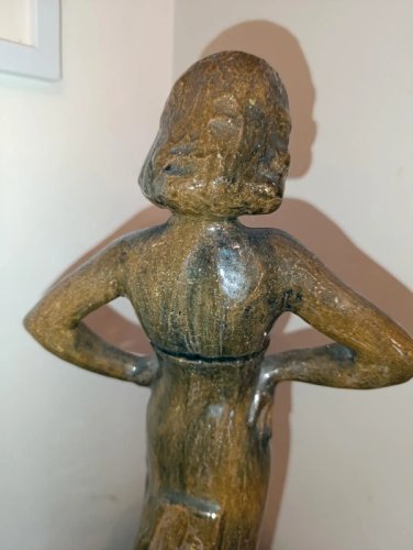 tres belle sculpture de femme  en terre cuite non signé mais daté 43 en bon etat