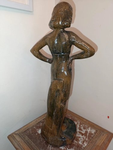 tres belle sculpture de femme  en terre cuite non signé mais daté 43 en bon etat