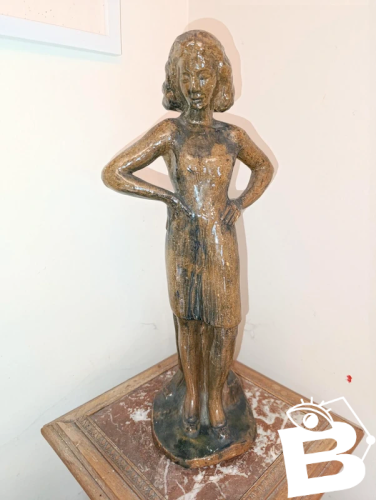 tres belle sculpture de femme  en terre cuite non signé mais daté 43 en bon etat