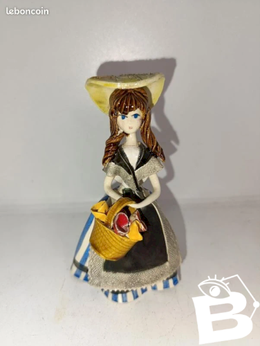 Très belle statuette en porcelaine fait main et peinte signée Cythère en bon etat
