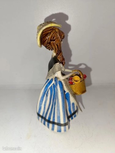 Très belle statuette en porcelaine fait main et peinte signée Cythère en bon etat