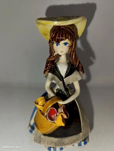 Très belle statuette en porcelaine fait main et peinte signée Cythère en bon etat