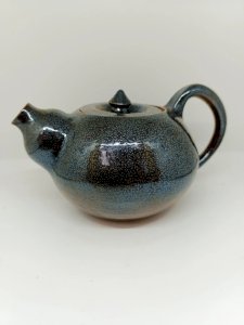 tres belle théière en gres signée sous la base dans le style japonais en bon etat
