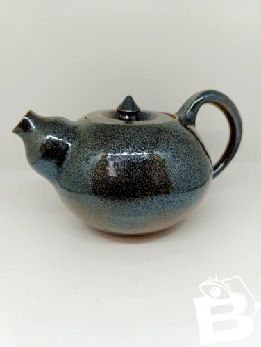 tres belle théière en gres signée sous la base dans le style japonais en bon etat