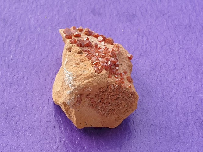 Très belle Vanadinite du Maroc avec cristaux bien formés longueur 5 cm
