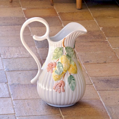Très grand broc / vase vintage en barbotine citrons signé Whats