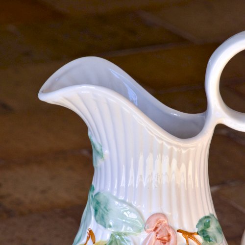 Très grand broc / vase vintage en barbotine citrons signé Whats