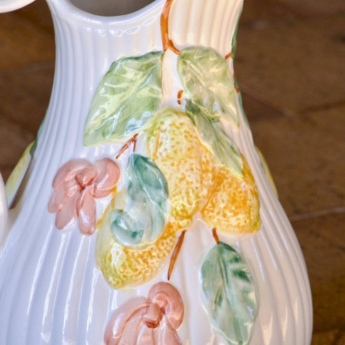 Très grand broc / vase vintage en barbotine citrons signé Whats