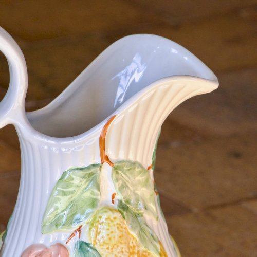 Très grand broc / vase vintage en barbotine citrons signé Whats