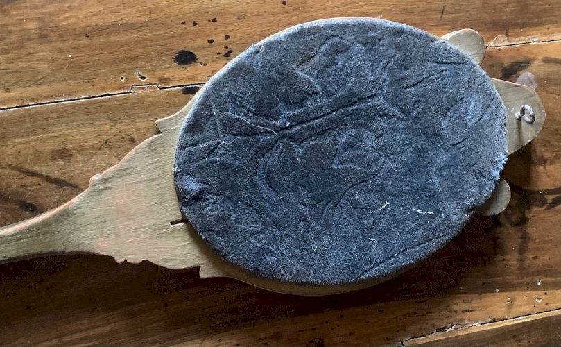 Très grand miroir de courtoisie face à main en bois sculpté de style art nouveau