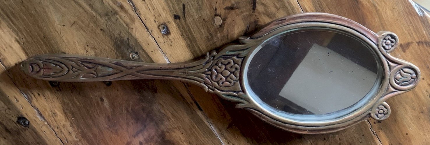 Très grand miroir de courtoisie face à main en bois sculpté de style art nouveau