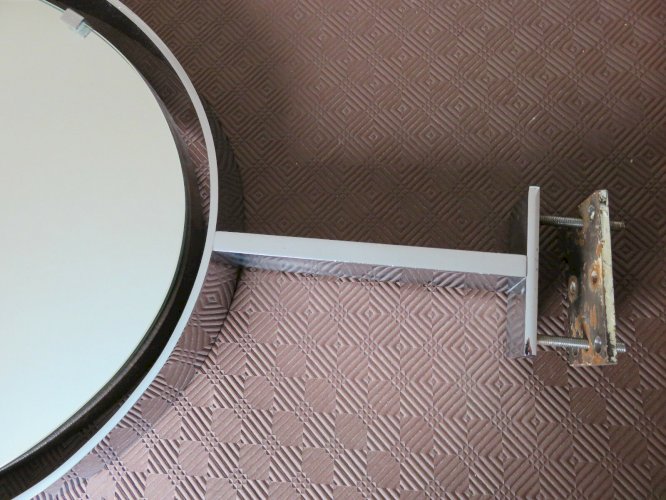 TRES GRAND MIROIR DE TABLE ITALIEN ANNEES 70 METAL CHROME ET CUIR HAUTEUR 82 CM