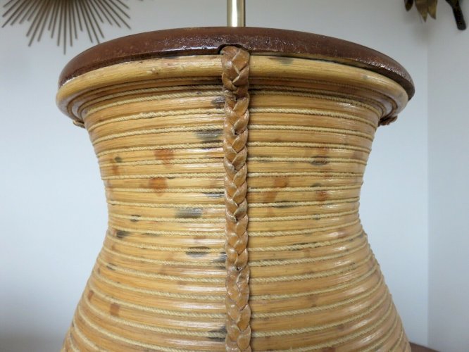TRES GRAND PIED DE LAMPE EN ROTIN, CUIR ET CORDE XXL ANNEES 60 70 VINTAGE 