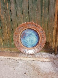 Très grand plat décoratif émaillé – Signature à identifier