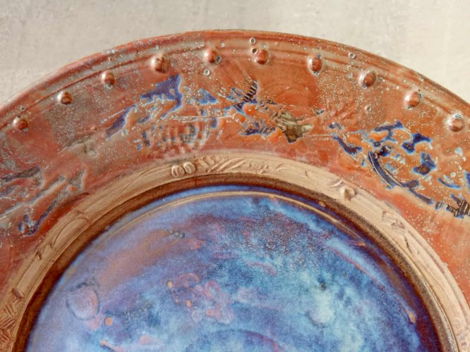 Très grand plat décoratif émaillé – Signature à identifier