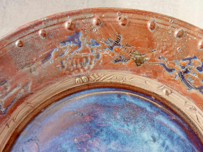 Très grand plat décoratif émaillé – Signature à identifier