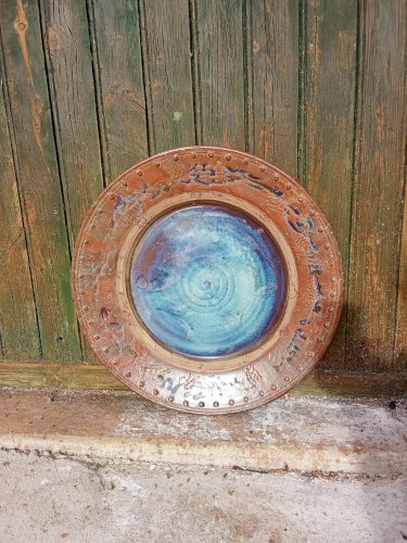 Très grand plat décoratif émaillé – Signature à identifier