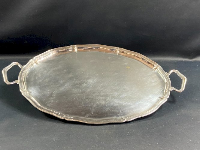 Très grand plateau de service à anses en métal argenté de style Louis XV