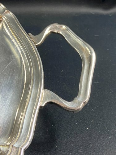 Très grand plateau de service à anses en métal argenté de style Louis XV