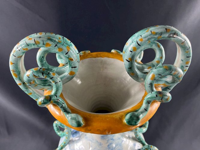 Très imposant vase XIXe faïence italienne Majolique Urbino décor Grèce antique