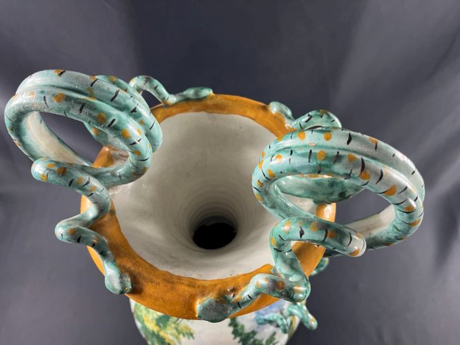 Très imposant vase XIXe faïence italienne Majolique Urbino décor Grèce antique