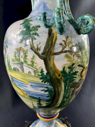 Très imposant vase XIXe faïence italienne Majolique Urbino décor Grèce antique